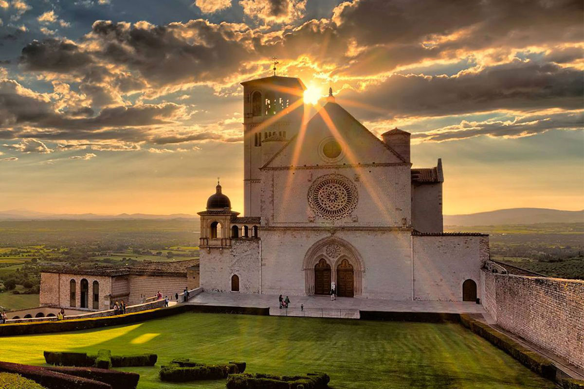 In Cammino verso Assisi Pax Mundi all’alba
